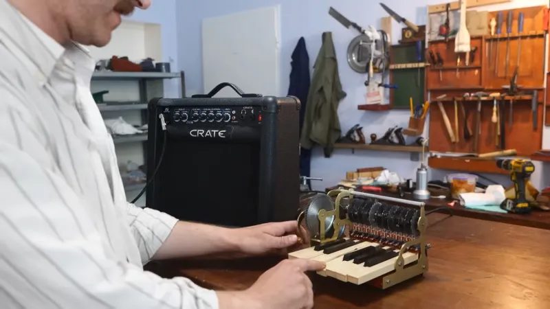 Maker builds a miniature Hammond organ from scratch — no chips, just steel and magnetism Maker builds a miniature Hammond organ from scratch — no chips, just steel and magnetism